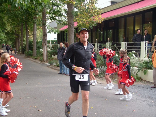 te2 Cheerleader-Mädchen motivieren die Läufer