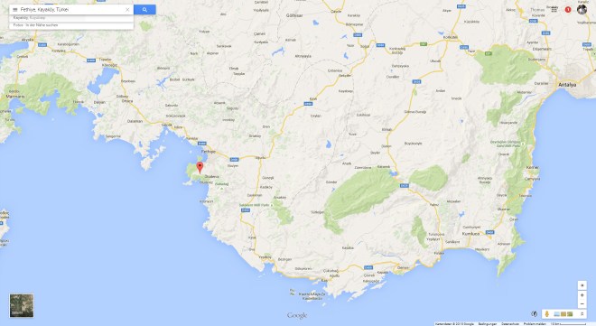 Dalaman mit dem Flughafen ganz links, der Start des Lykischen Wegs als roter Pfeil und das Ende des Trails bei Antalya ganz rechts.