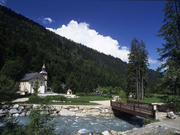 Die Kirche Notre Dame de la Gorge im Sommer, blauer Himmel
